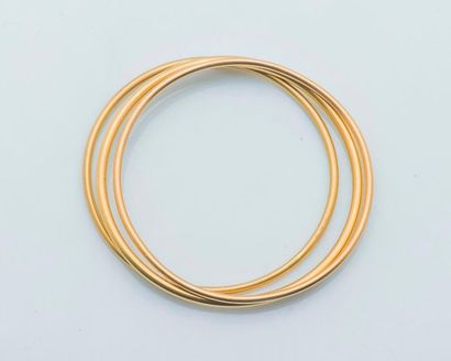 null NON VENU
Set of three fine 18k yellow gold bangle bracelets (750 thousandths). Arénor...