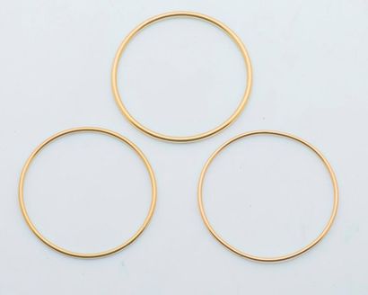null NON VENU
Set of three fine 18k yellow gold bangle bracelets (750 thousandths). Arénor...