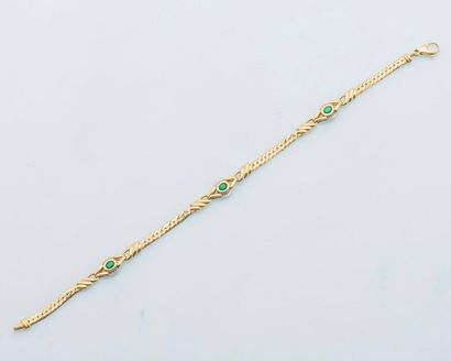 null 18k yellow gold gourmet bracelet (750 thousandths) set with three oval emeralds. 

Length:...