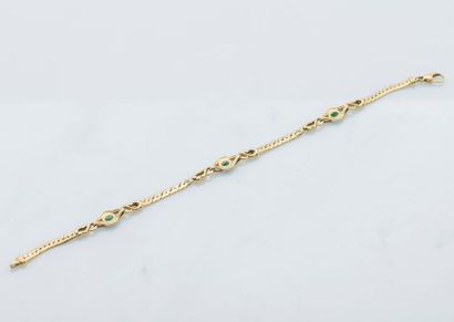 null 18k yellow gold gourmet bracelet (750 thousandths) set with three oval emeralds. 

Length:...