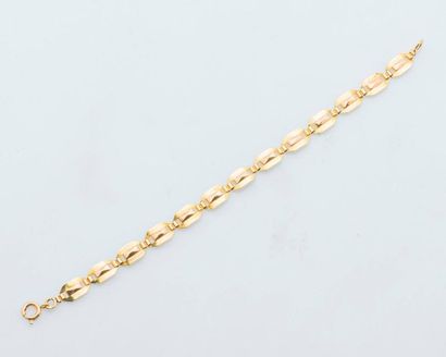 null NON VENU
Petit bracelet gourmette en or jaune 18 carats (750 millièmes) à décor...