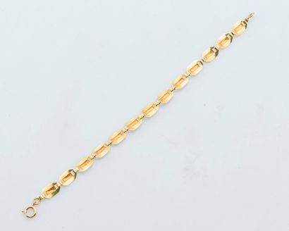 null NON VENU
Petit bracelet gourmette en or jaune 18 carats (750 millièmes) à décor...