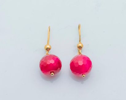 null Pair of earrings in 18 carat yellow gold (750 thousandths) holding a ball of...