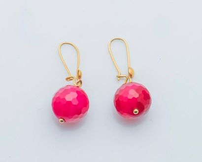 null Pair of earrings in 18 carat yellow gold (750 thousandths) holding a ball of...