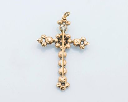 null Cross pendant in 14 carat yellow gold (585 thousandths) set with faceted round...