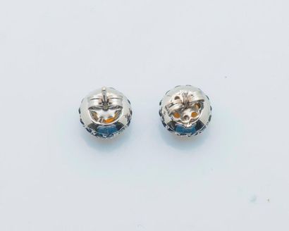 null Pair of earrings in 18 carat white gold (750 thousandths) each set with a round...