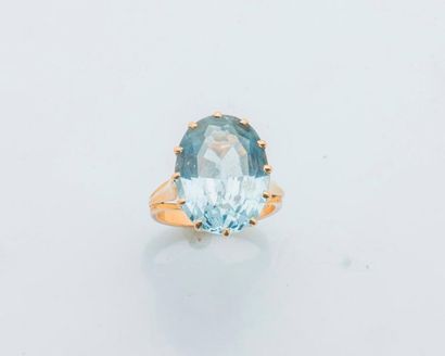 null 18 karat yellow gold ring (750 thousandths) set with an oval aquamarine. 

Finger...