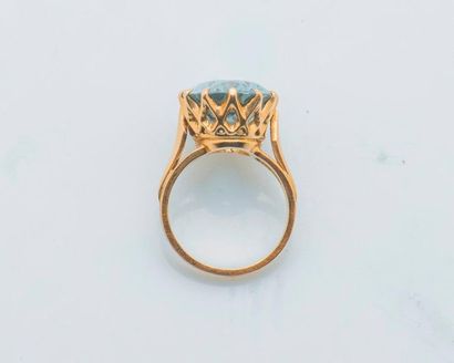 null 18 karat yellow gold ring (750 thousandths) set with an oval aquamarine. 

Finger...