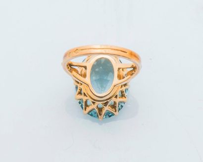 null 18 karat yellow gold ring (750 thousandths) set with an oval aquamarine. 

Finger...