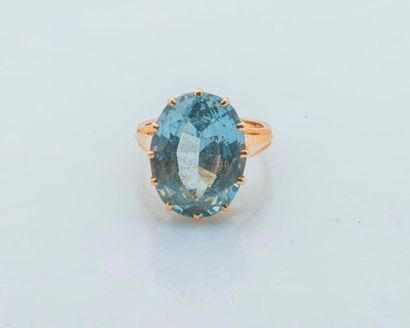 null 18 karat yellow gold ring (750 thousandths) set with an oval aquamarine. 

Finger...