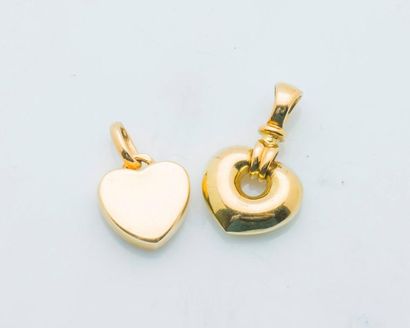 null NON VENU
Lot de deux pendentifs cœur en or jaune 18 carats (750 millièmes).
Hauteur...