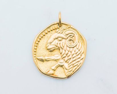 null NON VENU
18 karat yellow gold (750 thousandths) medallion pendant with ram decoration,...