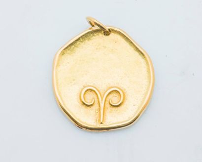 null NON VENU
18 karat yellow gold (750 thousandths) medallion pendant with ram decoration,...