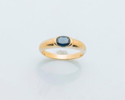 null Domed ring in 18 carat yellow gold (750 thousandths) set with an oval sapphire. 

Finger...