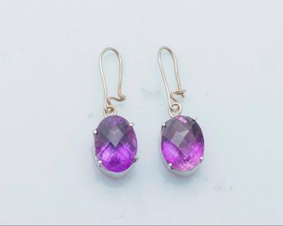 null Pair of earrings in 18 carat white gold (750 thousandths) set with faceted oval...