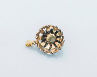 null Pendentif rond bombé en argent (925 millièmes) et or jaune 18 carats (750 millièmes)...