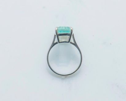 null 18 karat white gold ring (750 thousandths) set with a rectangular aquamarine. 

Finger...
