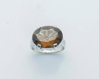 null Bague en or gris 18 carats (750 millièmes) sertis d'un quartz brun ovale. 

Taille...