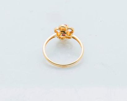 null Flower ring in 18 carat yellow gold (750 thousandths) set with an oval ruby...