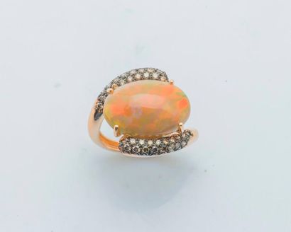 null 18 karat rose gold ring (750 thousandths) set with an oval-shaped opal cabochon...