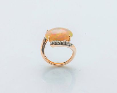 null Bague en or rose 18 carats (750 millièmes) sertie d'un cabochon d'opale de forme...