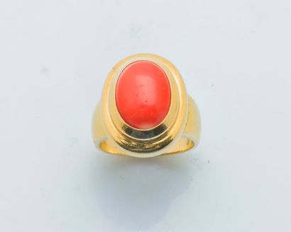 null 18 karat yellow gold ring (750 thousandths) set with a coral cabochon (corallium...