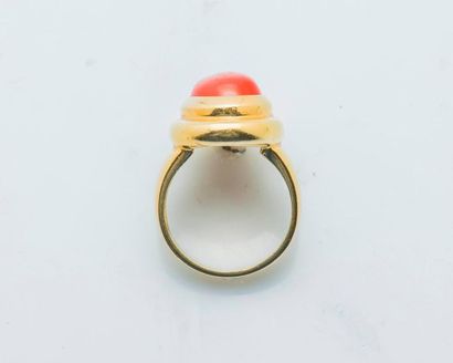 null 18 karat yellow gold ring (750 thousandths) set with a coral cabochon (corallium...