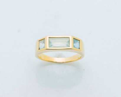 TIFFANY & CO 18 karat yellow gold ring (750 thousandths) set with a rectangular aquamarine...