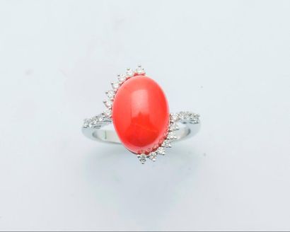 null 18 karat white gold ring (750 thousandths) set with an oval coral cabochon (corallium...