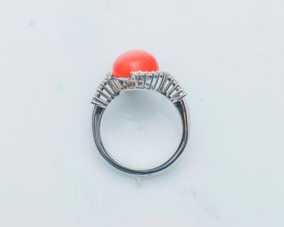 null 18 karat white gold ring (750 thousandths) set with an oval coral cabochon (corallium...