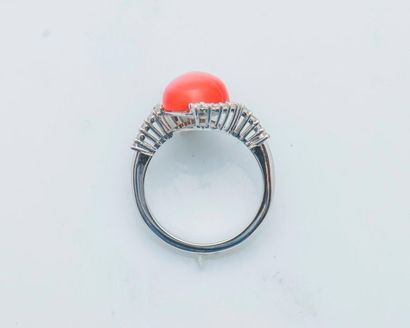 null Bague en or gris 18 carats (750 millièmes) sertie d'un cabochon ovale de corail...