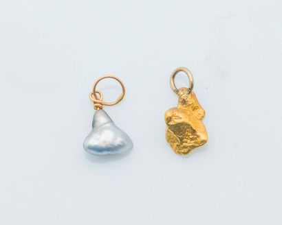 null Lot de deux pendentifs, une perle baroque et une pépite d'or. 

Poids brut :...