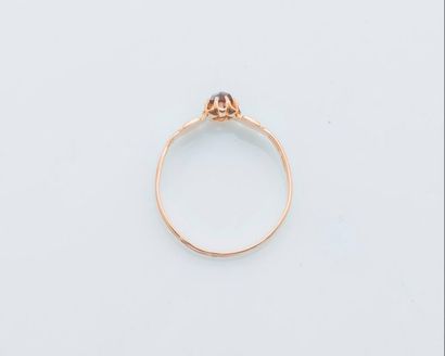 null 18 karat yellow gold ring (750 thousandths) set with a red stone. 

Finger size:...