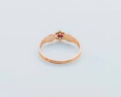 null 18 karat yellow gold ring (750 thousandths) set with a red stone. 

Finger size:...