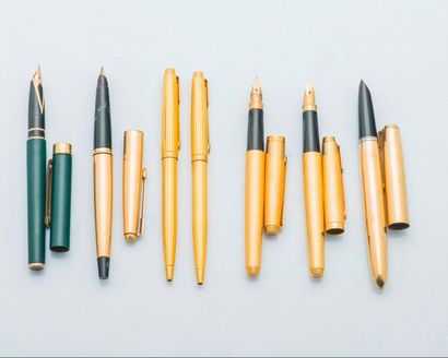 PARKER Lot de quatre stylos plumes et deux stylos roller en métal dorés. 

On y joint...