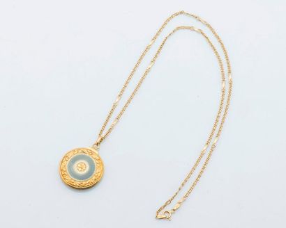 null Chain and round pendant opening in 18K yellow gold (750 thousandths), the pendant...