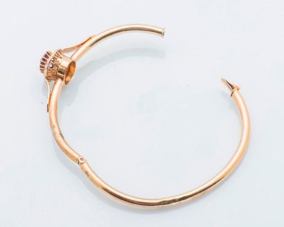 null Bangle bracelet opening in 18 carat yellow gold (750 thousandths) set with an...