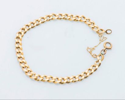 null 18 karat yellow gold gourmet bracelet (750 thousandths). Safety chain. 

Weight:...