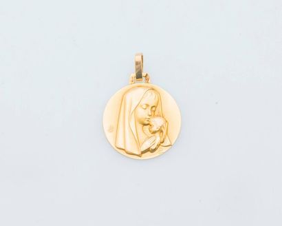 null Baptism medal pendant decorated with a Madonna and Child, engraved on the back. 

Diam:...