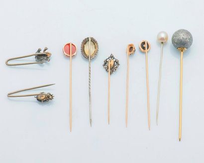 null Lot of pins including: 

- Four tie pins in 18 carat yellow gold (750 thousandths)...