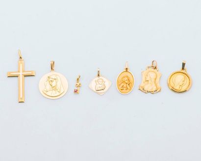 null Lot in 18-carat yellow gold (750 thousandths) composed of five baptism medals...