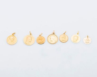 null NON VENU
Lot de sept médailles en or jaune 18 carats (750 millièmes) dont quatre...