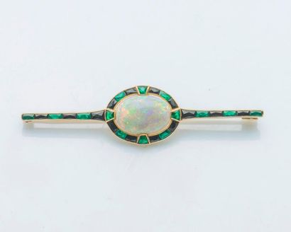 null Bar brooch in 18 carat yellow gold (750 thousandths) set with an opal cabochon...