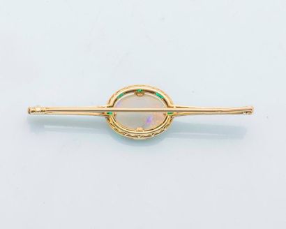 null Bar brooch in 18 carat yellow gold (750 thousandths) set with an opal cabochon...