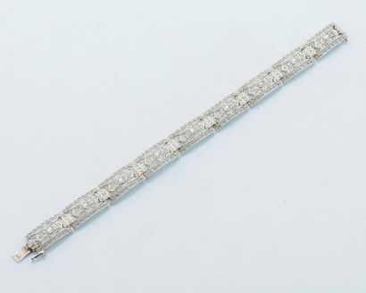 null Bracelet articulé en or gris 18 carats (750 millièmes) serti de diamants taillés...