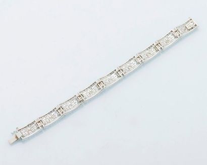 null Bracelet articulé en or gris 18 carats (750 millièmes) serti de diamants taillés...