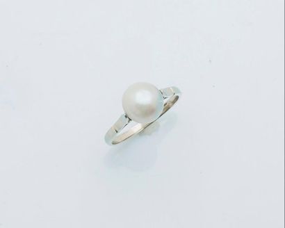 null 18 karat white gold ring (750 thousandths) set with a button cultured pearl. 

Finger...