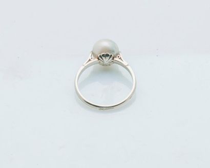 null 18 karat white gold ring (750 thousandths) set with a button cultured pearl. 

Finger...