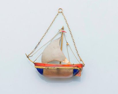 null Boat pendant in 18 carat yellow gold (750 thousandths) enameled, hull in chalcedony.

Dim:...