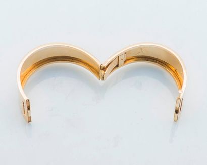 null Bracelet jonc ouvrant en or jaune 18 carats (750 millièmes) orné de deux motifs...